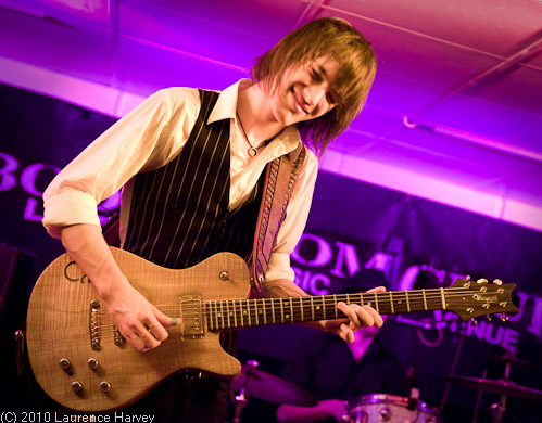 Oli Brown, guitar