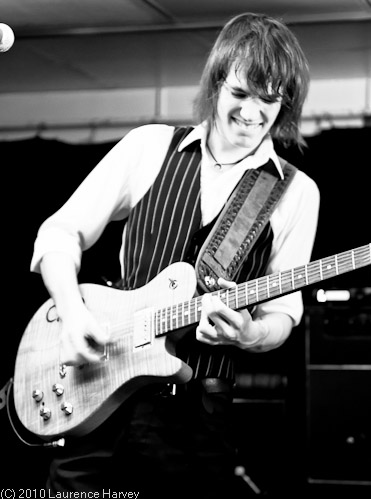 Oli Brown, guitar
