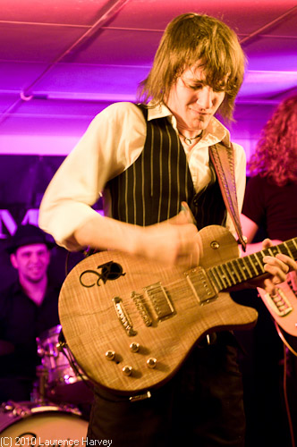 Oli Brown, guitar