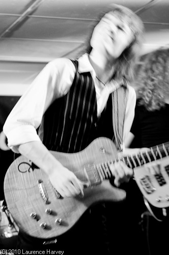 Oli Brown, guitar