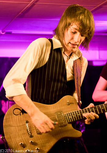 Oli Brown, guitar