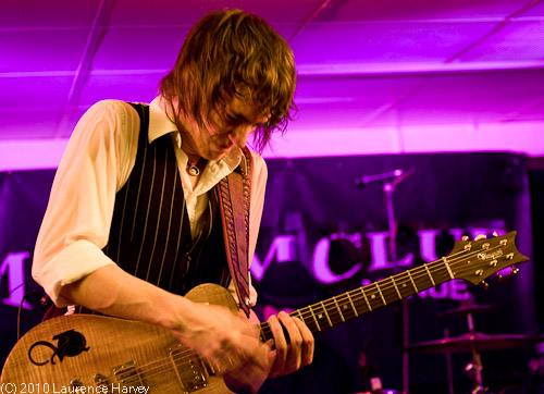 Oli Brown, guitar