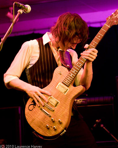 Oli Brown, guitar