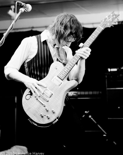 Oli Brown, guitar
