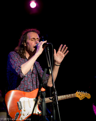 Geoff Grange on guitar & vocals