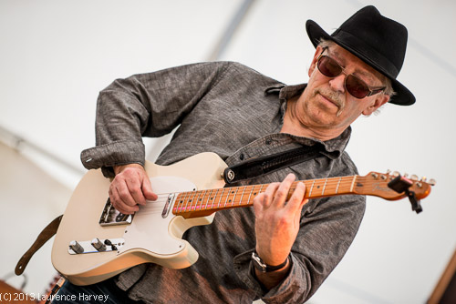Moondogs - Derek Timms on guitar & vocals
