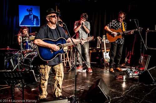 The mOOn Dogs on stage
