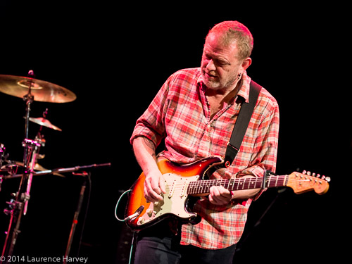 Barry Barnes on guitar & vocals
