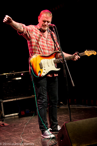 Barry Barnes on guitar & vocals