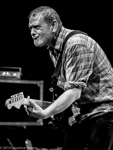 Barry Barnes on guitar & vocals