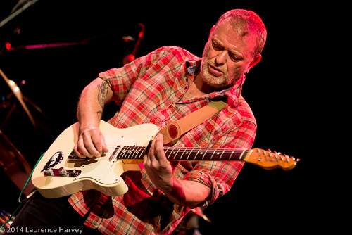 Barry Barnes on guitar & vocals