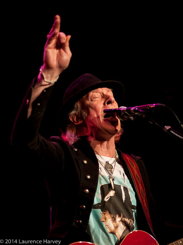 Del Bromham on guitar & vocals