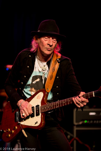 Del Bromham on guitar & vocals