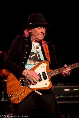 Del Bromham on guitar & vocals