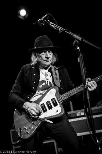 Del Bromham on guitar & vocals