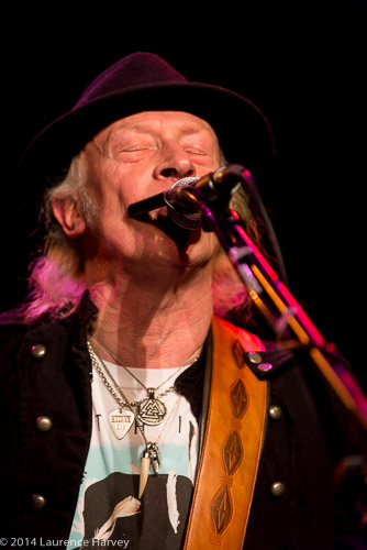 Del Bromham on guitar & vocals