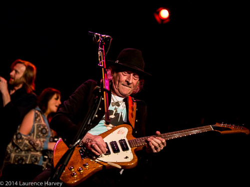 Del Bromham on guitar & vocals