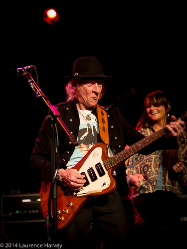 Del Bromham on guitar & vocals