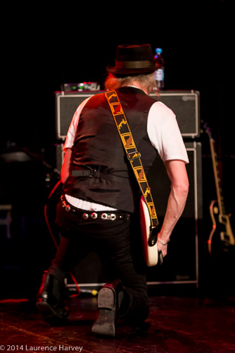 Del Bromham on guitar & vocals