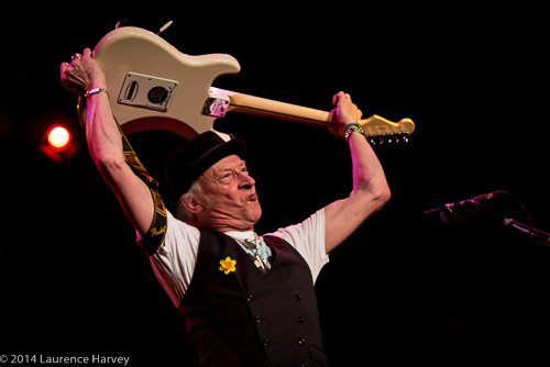 Del Bromham on guitar & vocals