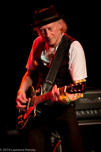 Del Bromham on guitar & vocals