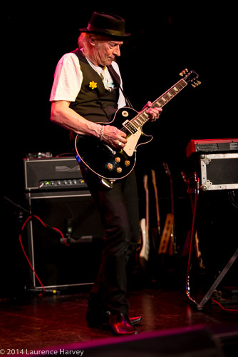 Del Bromham on guitar & vocals