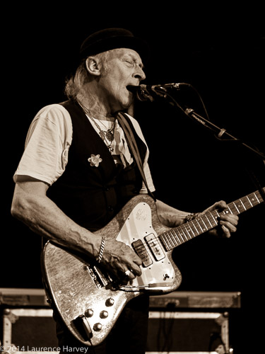 Del Bromham on guitar & vocals