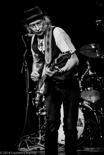 Del Bromham on guitar & vocals