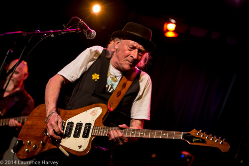 Del Bromham on guitar & vocals