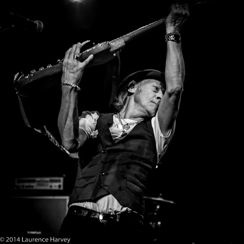Del Bromham on guitar & vocals