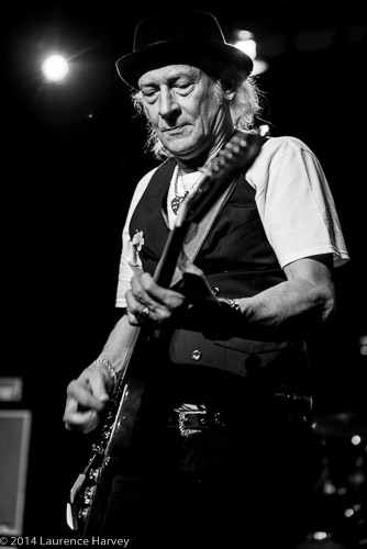 Del Bromham on guitar & vocals