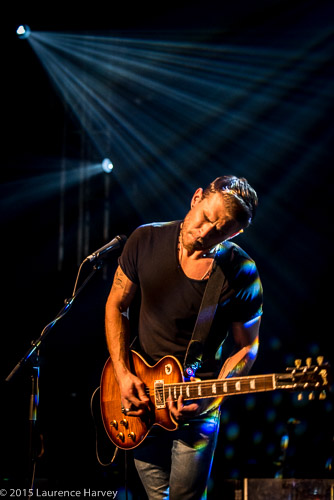 Ben Poole on guitar & vocals