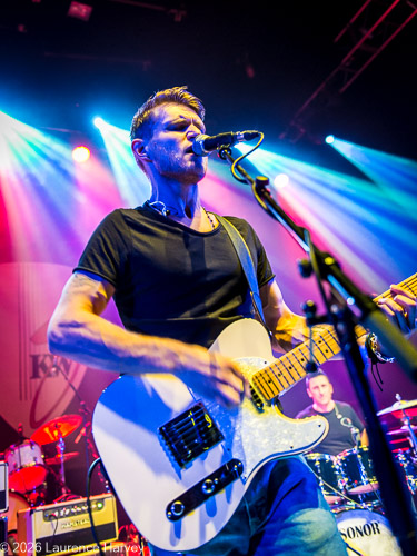 Ben Poole on guitar & vocals