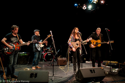 Cherry Lee Mewis & her band on stage