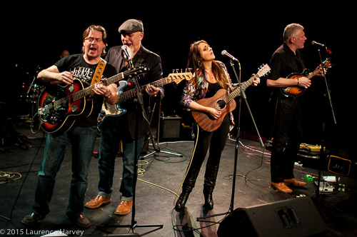 Cherry Lee Mewis & her band on stage