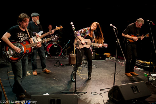 Cherry Lee Mewis & her band on stage