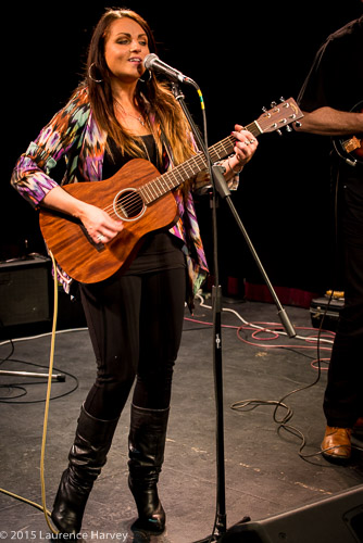 Cherry Lee Mewis on guitar & vocals