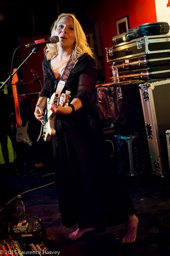 Chantel McGregor on guitar & vocals