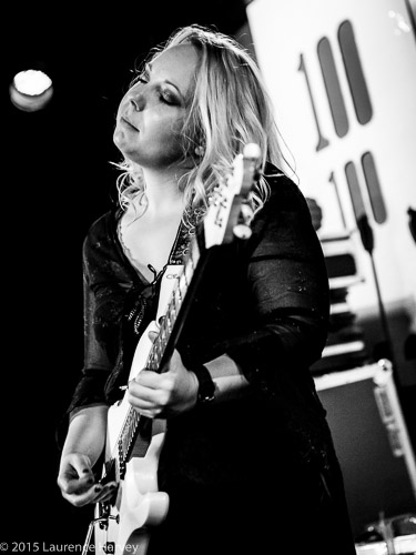 Chantel McGregor on guitar & vocals
