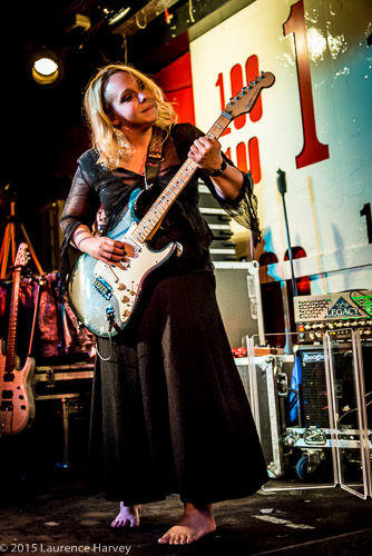 Chantel McGregor on guitar & vocals