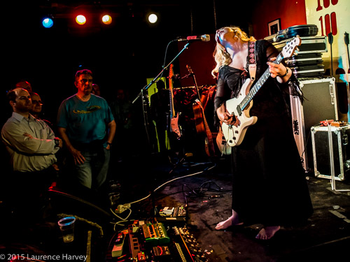 Chantel McGregor on guitar & vocals