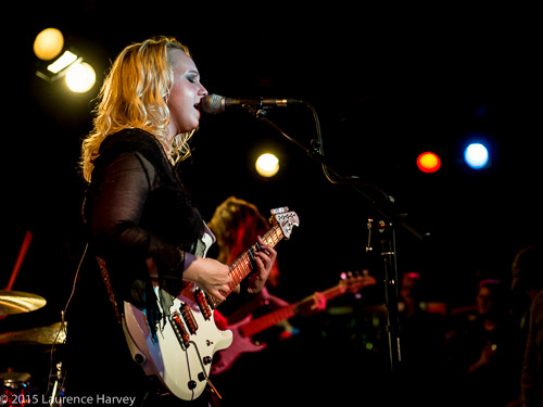 Chantel McGregor on guitar & vocals