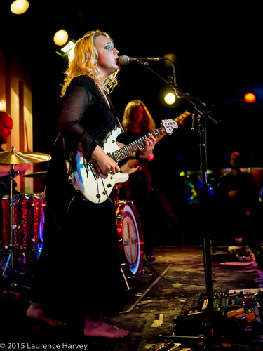 Chantel McGregor on guitar & vocals