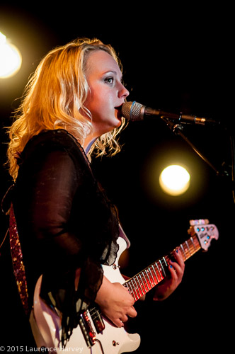 Chantel McGregor on guitar & vocals
