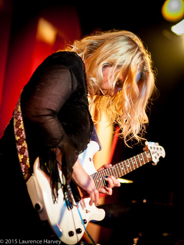 Chantel McGregor on guitar & vocals