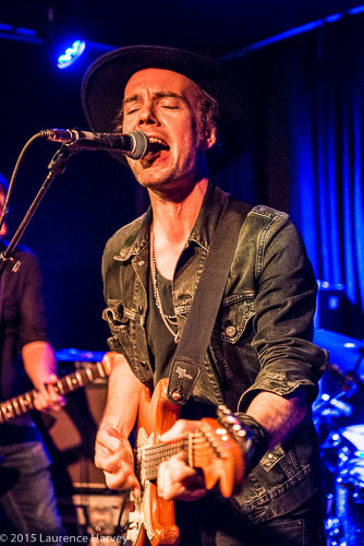Dave Hanson on guitar & vocals