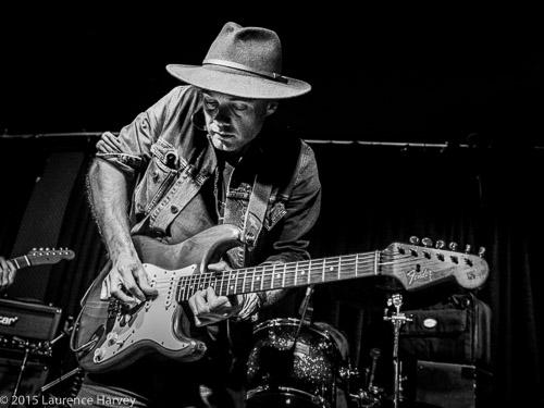 Dave Hanson on guitar & vocals