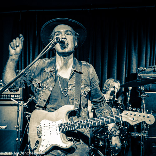 Dave Hanson on guitar & vocals