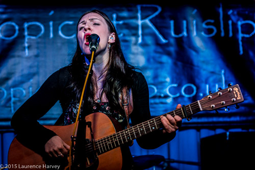 Dani Wilde on guitar & vocals