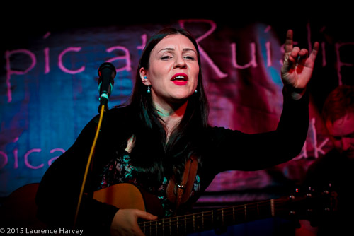 Dani Wilde on guitar & vocals